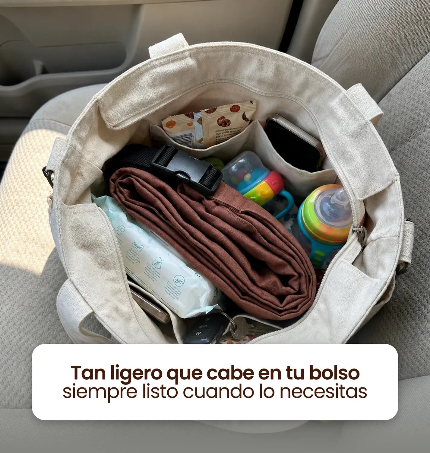 Mujer cargando a su bebé con un cinturón de soporte Comodín para aliviar dolor de espalda, en interior con luz natural